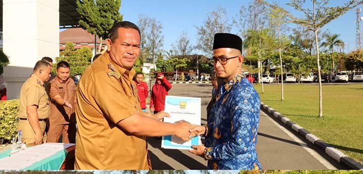 Wako Pariaman Yota Balad Serahkan SK Pangangkatan 663 PPK