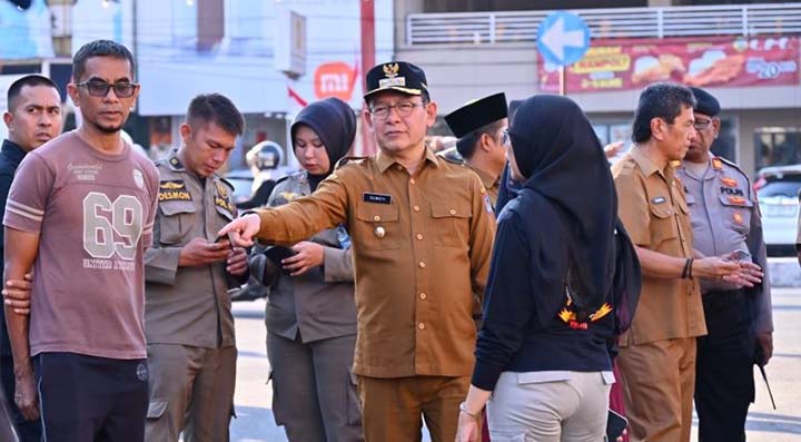 Wako tinjau kebakaran