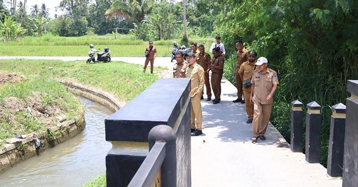 Tinjau kerja