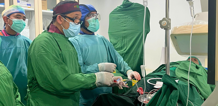 3) tim medis juga menggunakan drug coated balloon, balon khusus berlapis obat yang mencegah penyempitan ulang tanpa perlu pemasangan ring (stent) dalam pembuluh darah