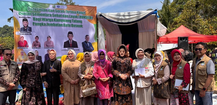 IKA UNAND serah kunci batu busuak