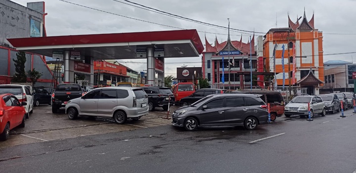 Membludak sampai ke jalan antrian SPBU