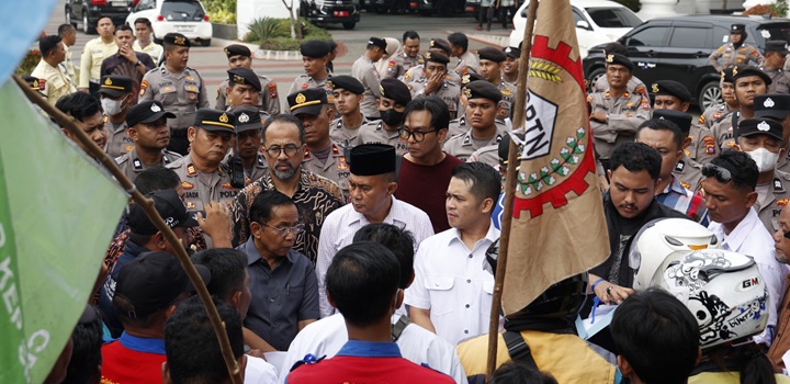 Aksi buruh di dprd sumbar iqra Copy